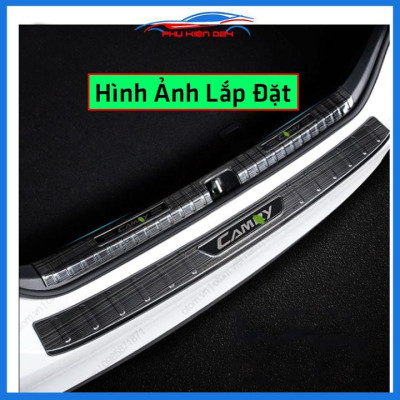 Ốp chống trầy cốp Camry 2019-2020-2021-2022 thép không gỉ vân titan bảo vệ xe chống va đập