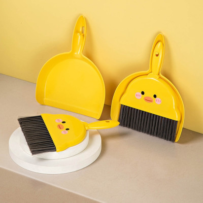 Bộ chổi quét bụi bàn thờ mini đa năng kèm ky hốt rác có lỗ treo lên ,lông chổi làm bằng sợi cước nhựa mềm , được kết dày giúp làm sạch bụi bẩn nhanh chóng ,dễ dàng gom bụi ở những khe nhỏ phù hợp cho mọi nơi trong nhà , vô cùng tiện lợi