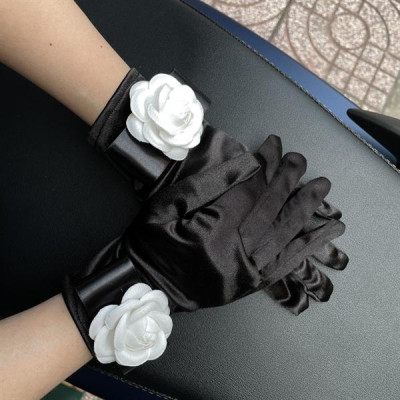 Găng tay đen đính hoa hồng trắng