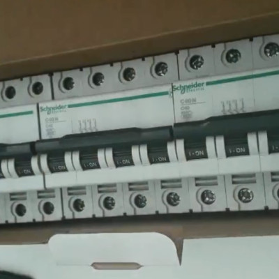 Cầu dao điện Schneider 24367 MCB 4P 40A , Icu: 10kA-415V