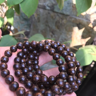 Vòng TAY NỮ GỖ TRẦM HƯƠNG  SIZE VÒNG NỮ 8MM đẹp  CHẤT LIỆU GỖ TRẦM CÓ MÙI THƠM NHẸ NHẸ Ạ