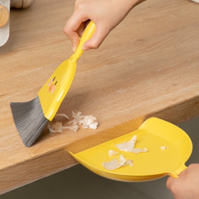 Bộ chổi quét bụi bàn thờ mini đa năng kèm ky hốt rác có lỗ treo lên ,lông chổi làm bằng sợi cước nhựa mềm , được kết dày giúp làm sạch bụi bẩn nhanh chóng ,dễ dàng gom bụi ở những khe nhỏ phù hợp cho mọi nơi trong nhà , vô cùng tiện lợi