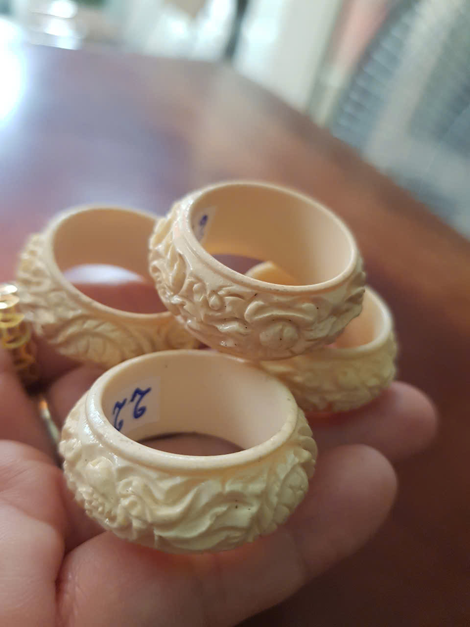 Nhẫn Nam Giả Ngà hay Xương Mỹ Nghệ Chạm Rồng Nổi Lượn Bản tròn Ni 22mm Cao 13mm Dầy 5mm màu trắng Dành Cho Các Anh Nam đeo nhẫn ngón tay cái hay bất kỳ ngón tay nào ni lọt vừa tay là 22mm rẻ vẫn đẹp như thường ạ