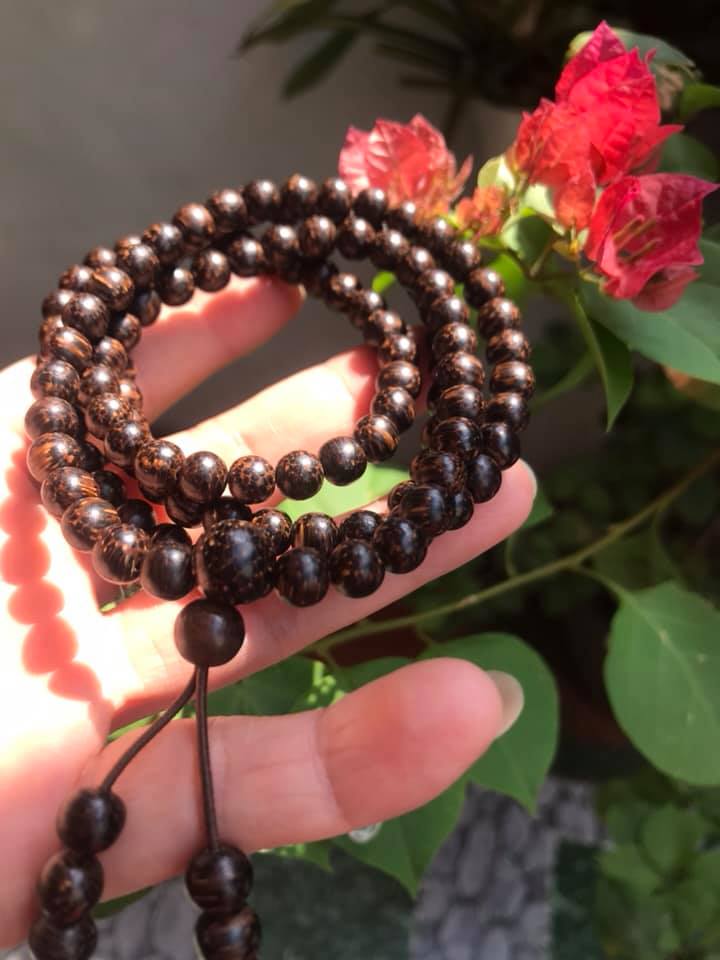 VÒNG ĐEO TAY GỖ TRẦM HƯƠNG QUẤN TAY KIỂU SIZE HẠT 7MM MÙI GỖ TỰ NHIÊN THƠM THƠM NHẸ Ạ MÀU NÂU GỖ VÂN VÂN TỰ NHIÊN ĐEO TAY SANG Ạ