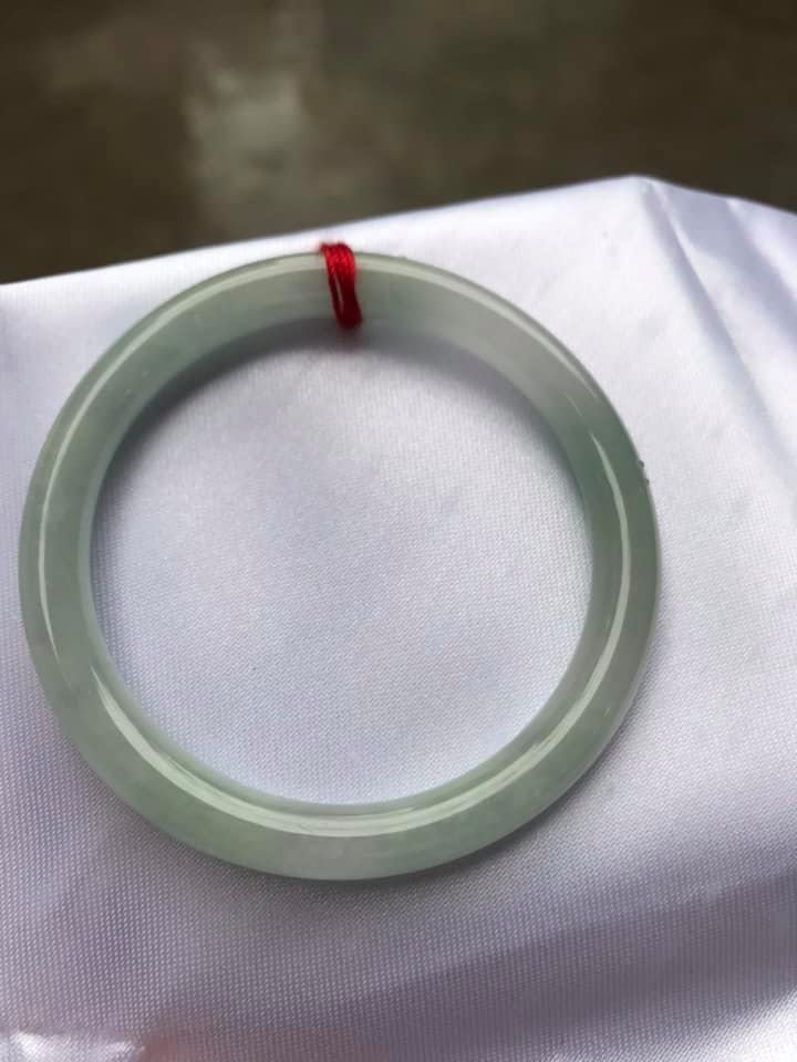 Vòng cẩm thạch tự nhiên Tr A 47mm x 6,8mm Vòng màu Trắng Bóng Xanh Da trời nhẹ đều cả vòng thiệt là đẹp ạ Nữ tay nhỏ 40kg - 47kg ạ