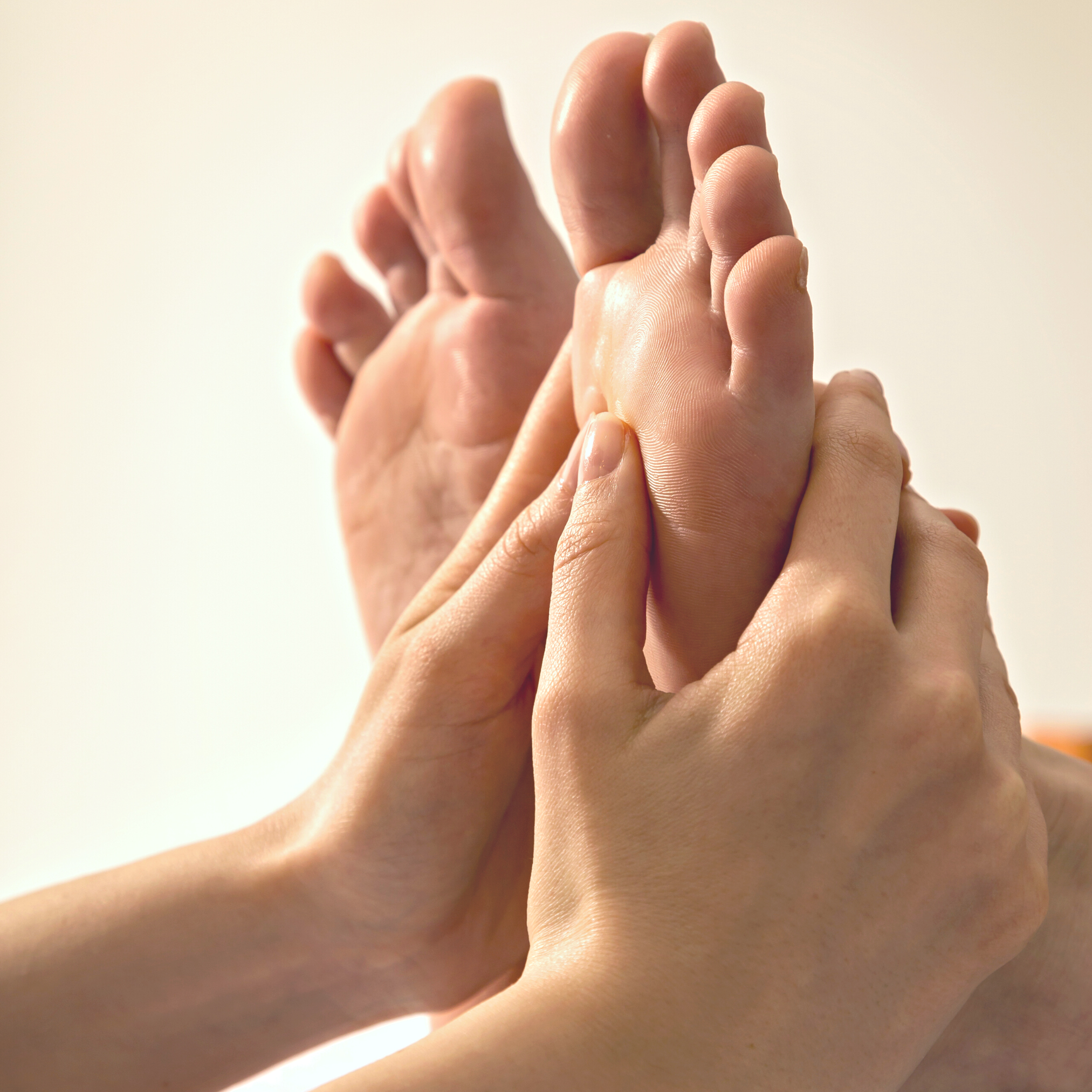 Combo 3 Liệu Trình Soi Da + Chăm Sóc Da Mặt Vàng 24K + Massage Chân Ấn Huyệt 75 Phút