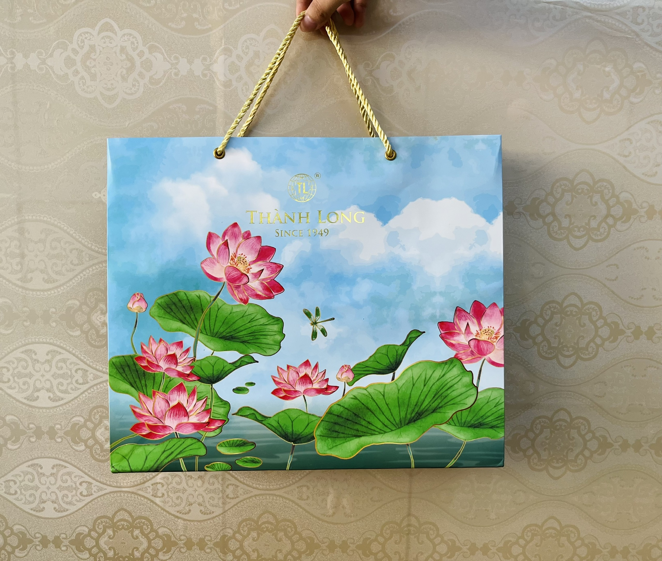 Hộp bánh trung thu cao cấp 4 bánh 2 trứng 220g - Cát Tường - Thành Long 880g - tặng 1 hộp trà - Việt Nam