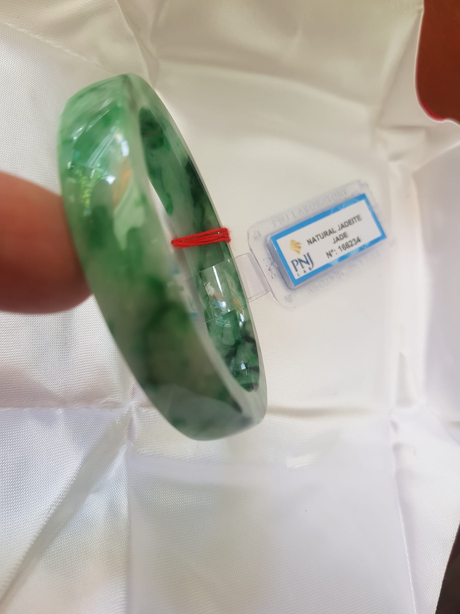 Vòng Tay Đá Ngọc Cẩm Thạch tự nhiên Bản Vuông 50mm Vòng đã kiểm định có giấy chứng nhận P No 166234 Natural Jadeite Nữ cân nặng 50kg - 55kg đeo Sang Tay Đẹp lắm luôn ạ