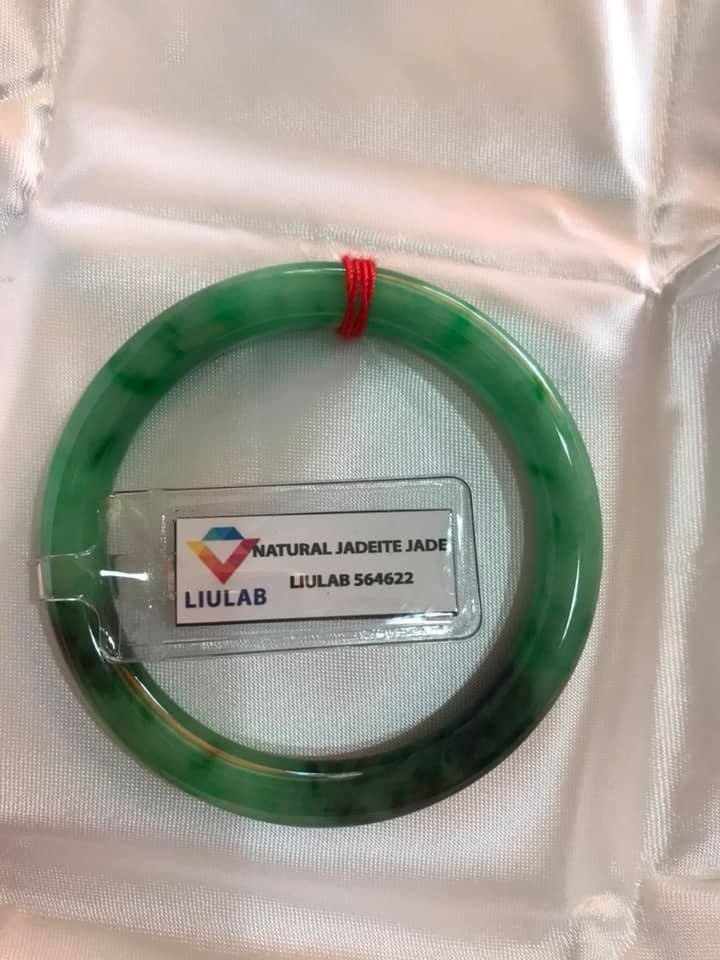 VÒNG CẨM THẠCH TỰ NHIÊN LÝ SƠN THỦY ĐẸP A SAO 48MM x DẦY 7MM ĐÃ KIỂM ĐỊNH KÈM GIẤY CHỨNG NHẬN LIULAB No 564622 MÀU XANH NGỌC ĐIỂM XANH ĐẬM 1 BÊN BÓNG ĐẸP NỮ 40KG-49KG ĐEO