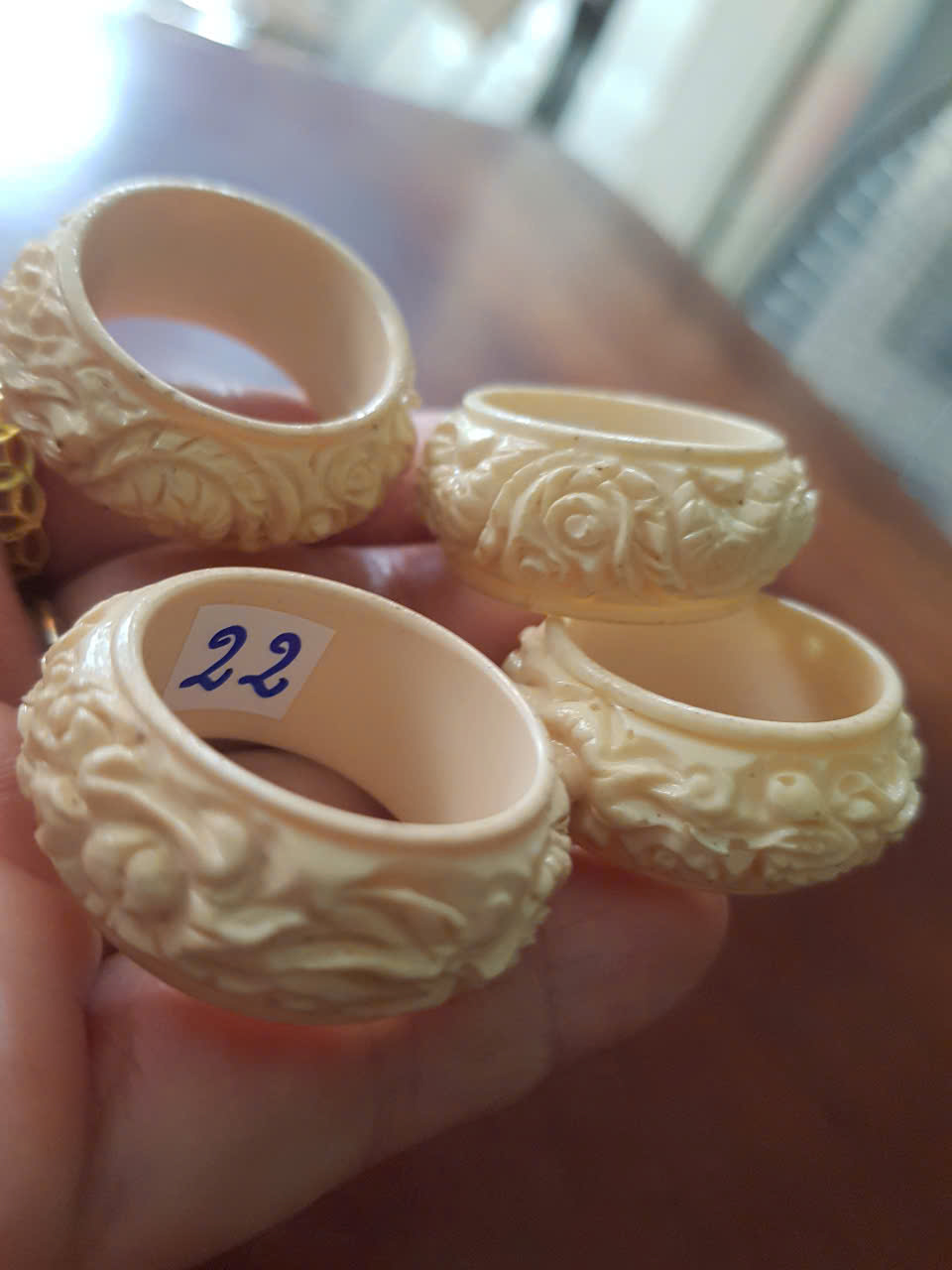 Nhẫn Nam Giả Ngà hay Xương Mỹ Nghệ Chạm Rồng Nổi Lượn Bản tròn Ni 22mm Cao 13mm Dầy 5mm màu trắng Dành Cho Các Anh Nam đeo nhẫn ngón tay cái hay bất kỳ ngón tay nào ni lọt vừa tay là 22mm rẻ vẫn đẹp như thường ạ