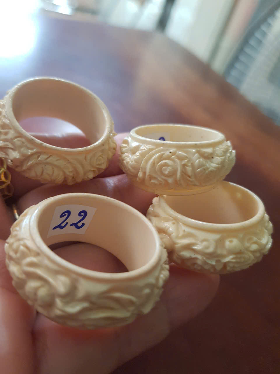 Nhẫn Nam Giả Ngà hay Xương Mỹ Nghệ Chạm Rồng Nổi Lượn Bản tròn Ni 22mm Cao 13mm Dầy 5mm màu trắng Dành Cho Các Anh Nam đeo nhẫn ngón tay cái hay bất kỳ ngón tay nào ni lọt vừa tay là 22mm rẻ vẫn đẹp như thường ạ