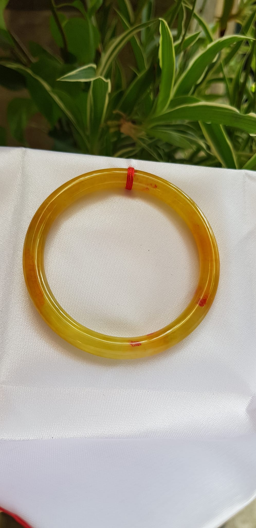 Vòng tay nữ đá Cẩm thạch Vàng Anh Tươi sáng bóng mới đẹp quá các Chị Em ơi Ni nhỏ 48mm x cọng 6mm chuẩn hợp Nữ mệnh Kim, mệnh Thổ, mệnh Thuỷ 30kg - 48kg màu vàng tươi món quà ý nghĩa dành cho các chị em nữ đeo tươi đẹp xinh may mắn cả năm ạ