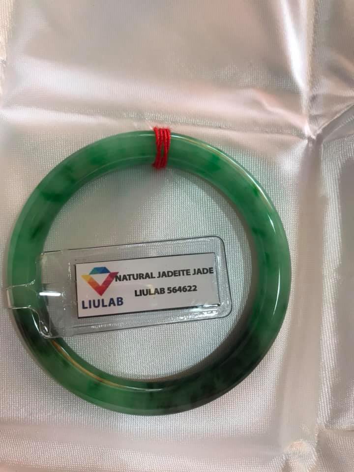 VÒNG CẨM THẠCH TỰ NHIÊN LÝ SƠN THỦY ĐẸP A SAO 48MM x DẦY 7MM ĐÃ KIỂM ĐỊNH KÈM GIẤY CHỨNG NHẬN LIULAB No 564622 MÀU XANH NGỌC ĐIỂM XANH ĐẬM 1 BÊN BÓNG ĐẸP NỮ 40KG-49KG ĐEO