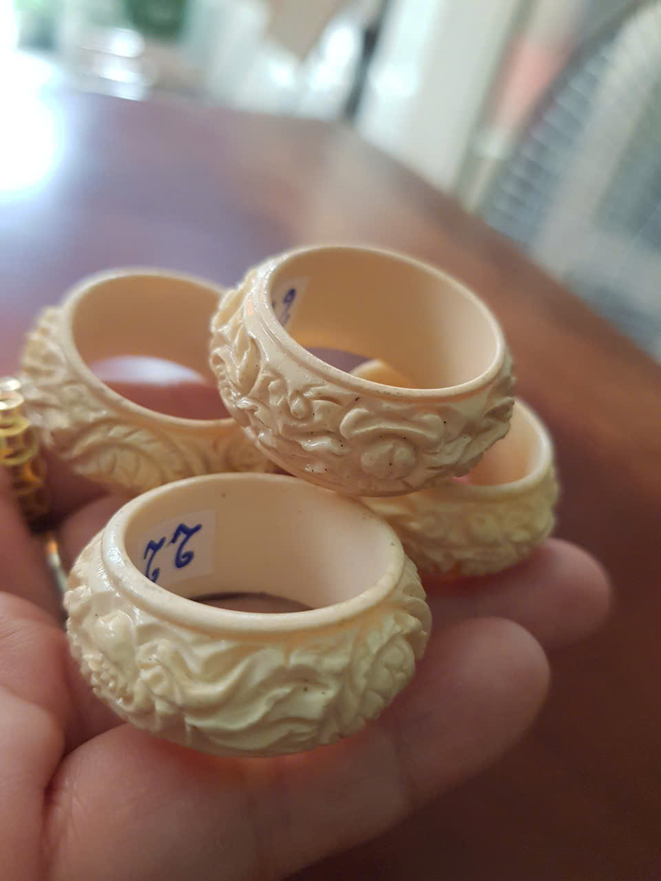 Nhẫn Nam Giả Ngà hay Xương Mỹ Nghệ Chạm Rồng Nổi Lượn Bản tròn Ni 22mm Cao 13mm Dầy 5mm màu trắng Dành Cho Các Anh Nam đeo nhẫn ngón tay cái hay bất kỳ ngón tay nào ni lọt vừa tay là 22mm rẻ vẫn đẹp như thường ạ
