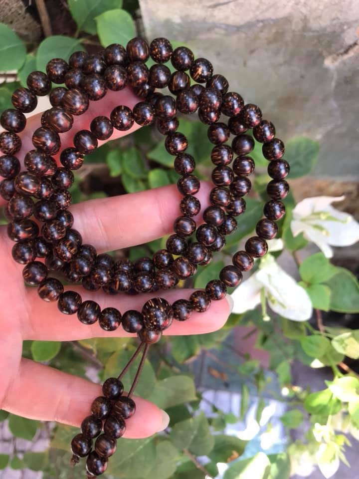 VÒNG ĐEO TAY GỖ TRẦM HƯƠNG QUẤN TAY KIỂU SIZE HẠT 7MM MÙI GỖ TỰ NHIÊN THƠM THƠM NHẸ Ạ MÀU NÂU GỖ VÂN VÂN TỰ NHIÊN ĐEO TAY SANG Ạ
