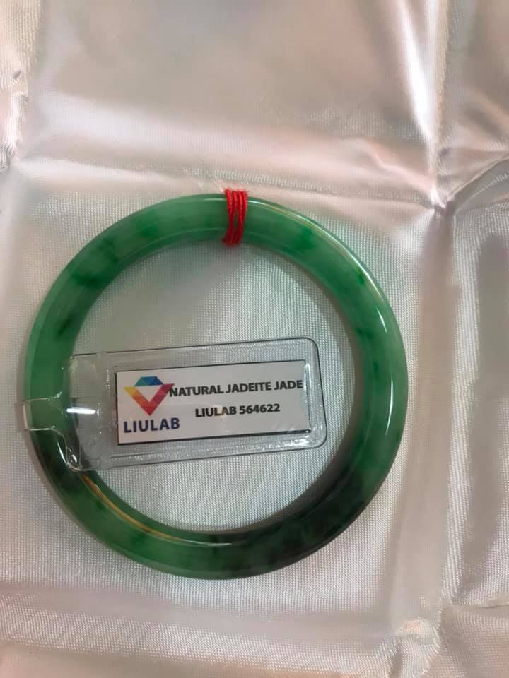 VÒNG CẨM THẠCH TỰ NHIÊN LÝ SƠN THỦY ĐẸP A SAO 48MM x DẦY 7MM ĐÃ KIỂM ĐỊNH KÈM GIẤY CHỨNG NHẬN LIULAB No 564622 MÀU XANH NGỌC ĐIỂM XANH ĐẬM 1 BÊN BÓNG ĐẸP NỮ 40KG-49KG ĐEO