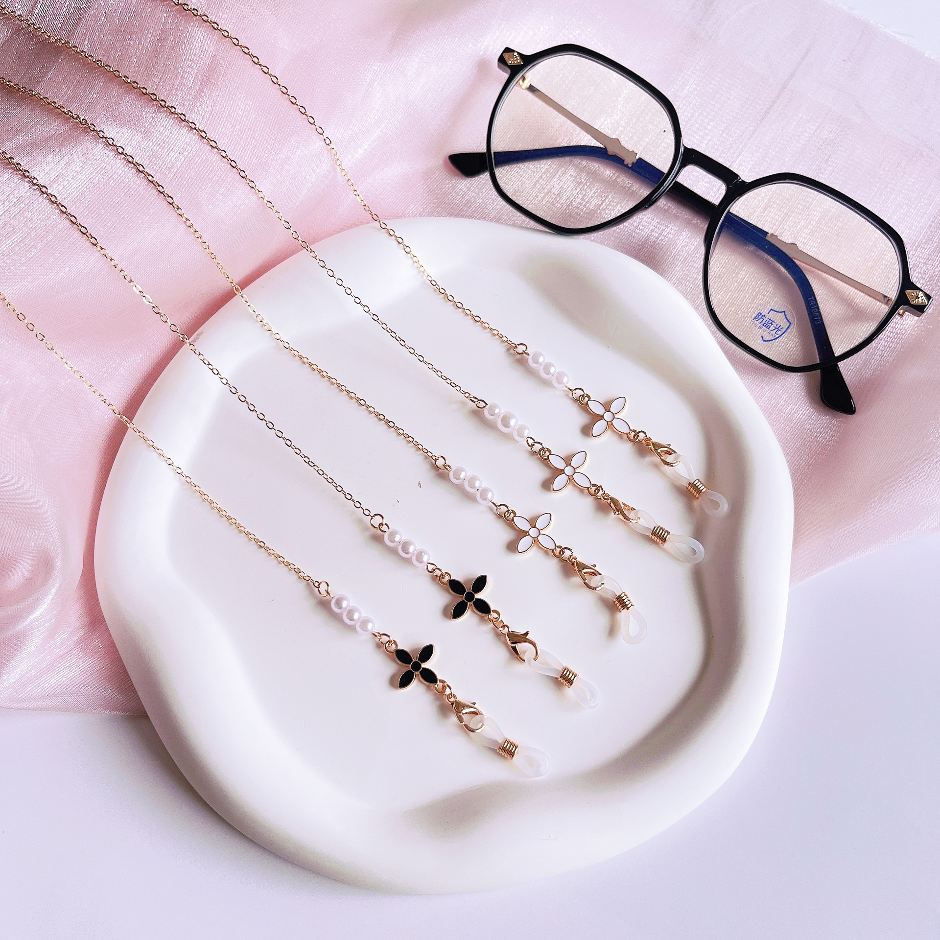 Dây chuyền mặt nạ cỏ bốn lá Dây đeo kính ngọc trai đơn giản Dây đeo mặt nạ đa năng Dây chống thất lạc tai nghe