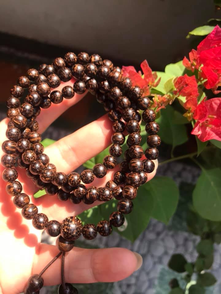 VÒNG ĐEO TAY GỖ TRẦM HƯƠNG QUẤN TAY KIỂU SIZE HẠT 7MM MÙI GỖ TỰ NHIÊN THƠM THƠM NHẸ Ạ MÀU NÂU GỖ VÂN VÂN TỰ NHIÊN ĐEO TAY SANG Ạ