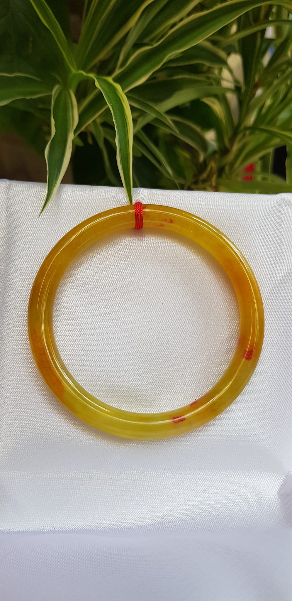 Vòng tay nữ đá Cẩm thạch Vàng Anh Tươi sáng bóng mới đẹp quá các Chị Em ơi Ni nhỏ 48mm x cọng 6mm chuẩn hợp Nữ mệnh Kim, mệnh Thổ, mệnh Thuỷ 30kg - 48kg màu vàng tươi món quà ý nghĩa dành cho các chị em nữ đeo tươi đẹp xinh may mắn cả năm ạ