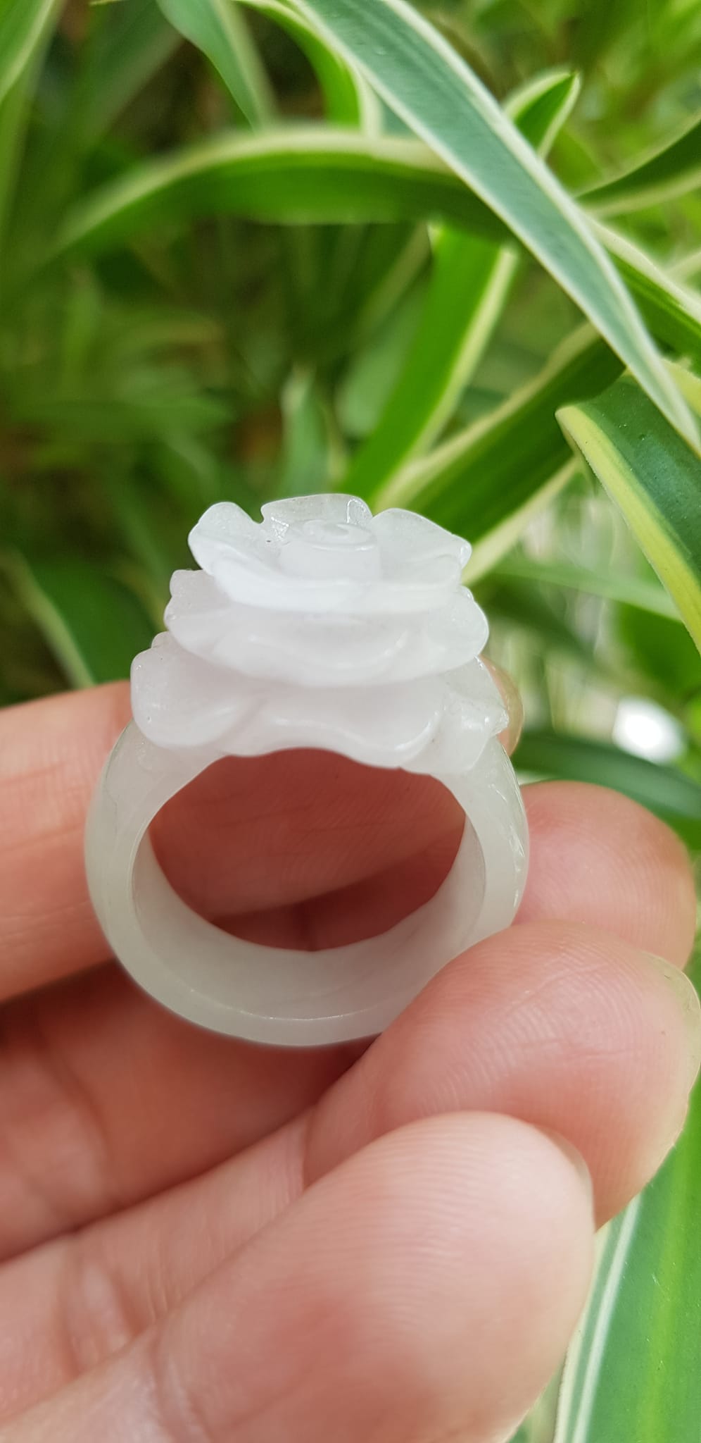 Nhẫn Nữ mới chạm Bông Hồng Nổi màu Trắng rất đẹp đá cẩm thạch tự nhiên Ni 18mm hợp mệnh kim mệnh thủy đeo tay xinh lắm ạ