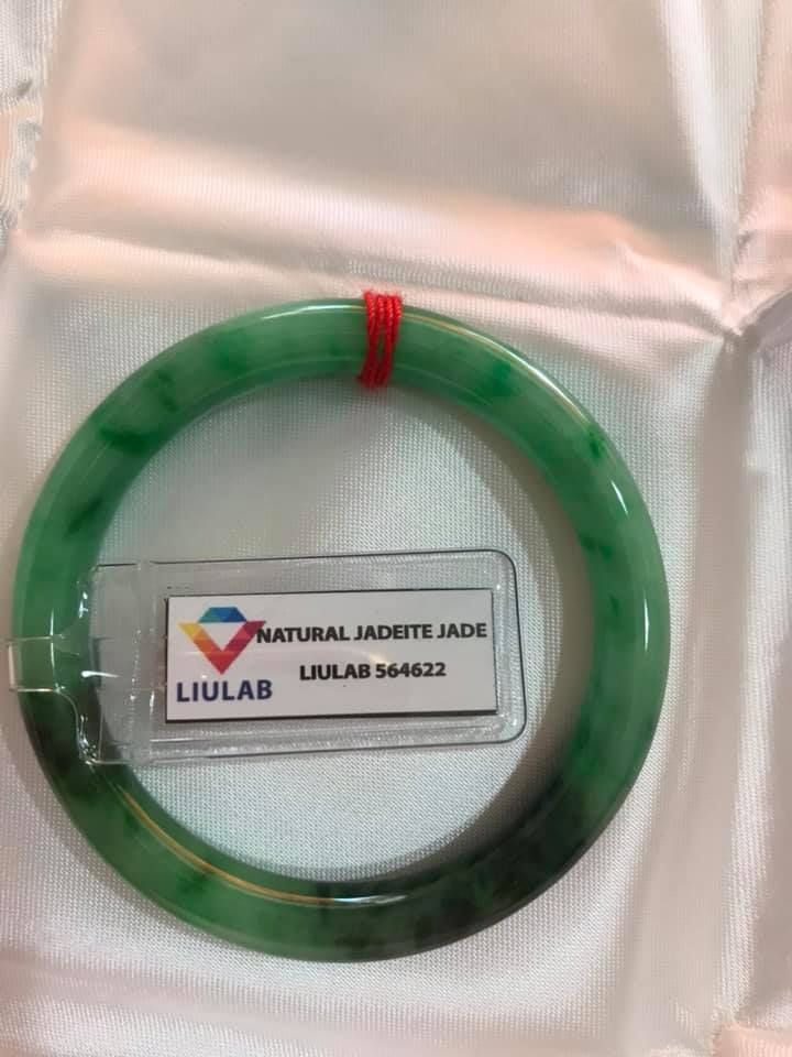 VÒNG CẨM THẠCH TỰ NHIÊN LÝ SƠN THỦY ĐẸP A SAO 48MM x DẦY 7MM ĐÃ KIỂM ĐỊNH KÈM GIẤY CHỨNG NHẬN LIULAB No 564622 MÀU XANH NGỌC ĐIỂM XANH ĐẬM 1 BÊN BÓNG ĐẸP NỮ 40KG-49KG ĐEO