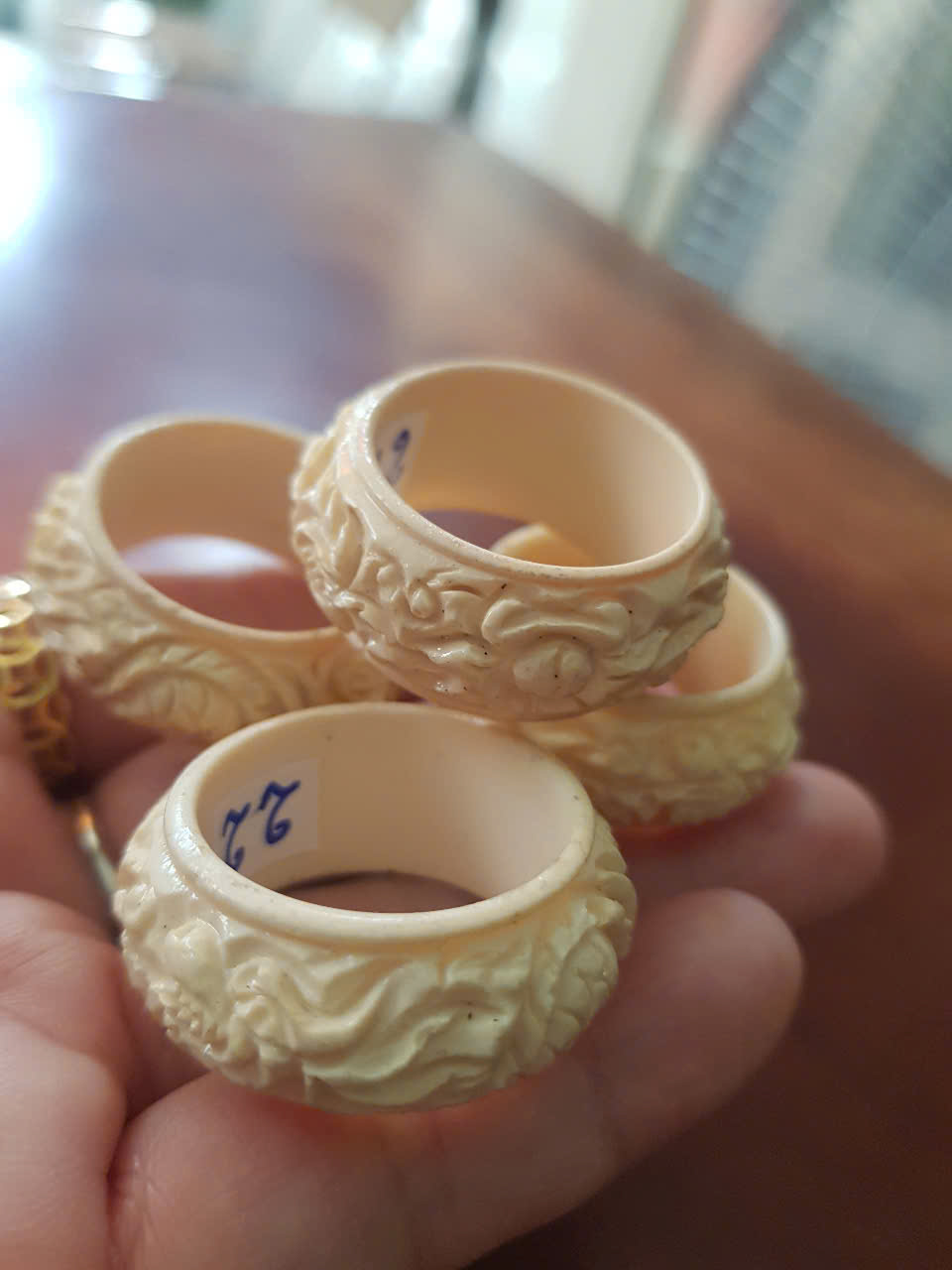 Nhẫn Nam Giả Ngà hay Xương Mỹ Nghệ Chạm Rồng Nổi Lượn Bản tròn Ni 22mm Cao 13mm Dầy 5mm màu trắng Dành Cho Các Anh Nam đeo nhẫn ngón tay cái hay bất kỳ ngón tay nào ni lọt vừa tay là 22mm rẻ vẫn đẹp như thường ạ