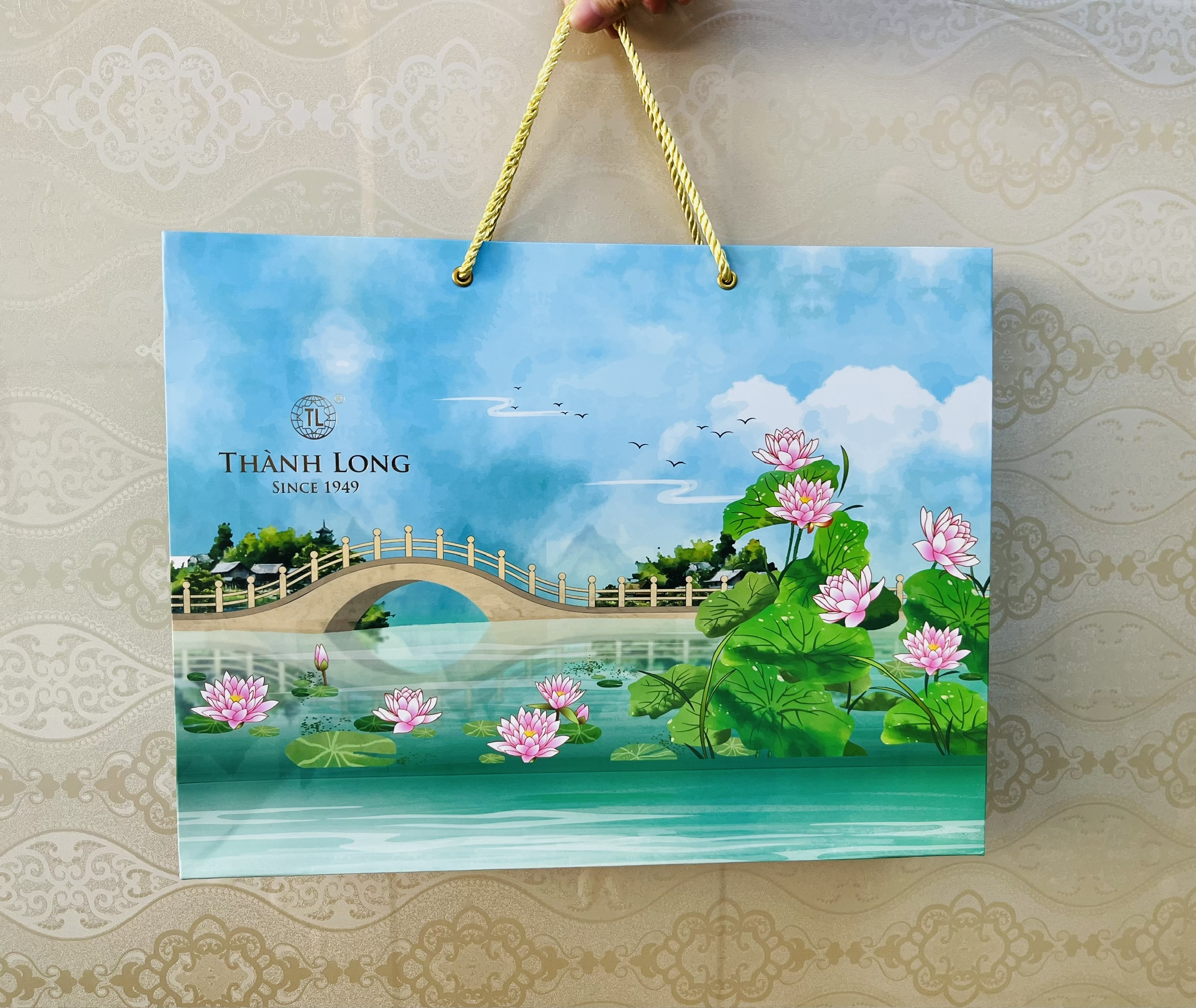Hộp bánh trung thu cao cấp 4 bánh 2 trứng 220g - Cát Tường - Thành Long 880g - tặng 1 hộp trà - Việt Nam