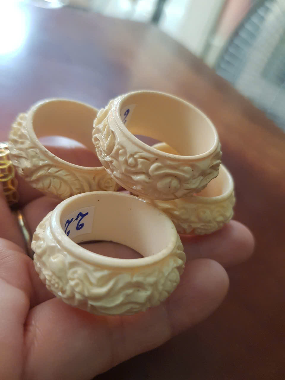 Nhẫn Nam Giả Ngà hay Xương Mỹ Nghệ Chạm Rồng Nổi Lượn Bản tròn Ni 22mm Cao 13mm Dầy 5mm màu trắng Dành Cho Các Anh Nam đeo nhẫn ngón tay cái hay bất kỳ ngón tay nào ni lọt vừa tay là 22mm rẻ vẫn đẹp như thường ạ