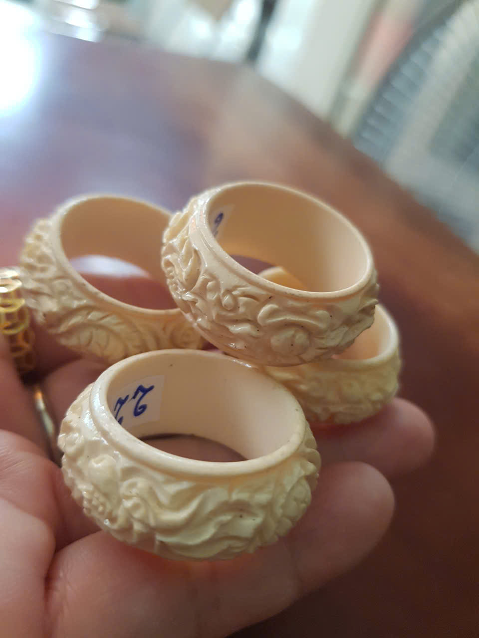 Nhẫn Nam Giả Ngà hay Xương Mỹ Nghệ Chạm Rồng Nổi Lượn Bản tròn Ni 22mm Cao 13mm Dầy 5mm màu trắng Dành Cho Các Anh Nam đeo nhẫn ngón tay cái hay bất kỳ ngón tay nào ni lọt vừa tay là 22mm rẻ vẫn đẹp như thường ạ