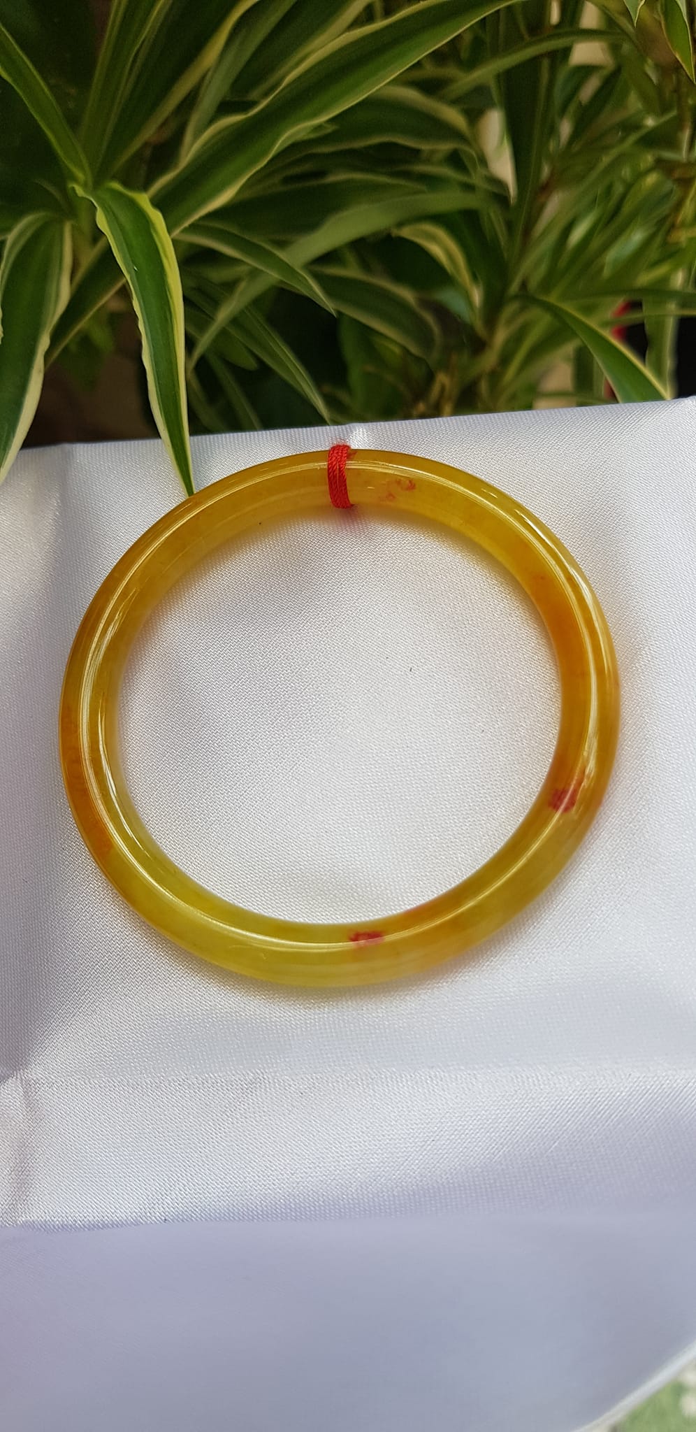 Vòng tay nữ đá Cẩm thạch Vàng Anh Tươi sáng bóng mới đẹp quá các Chị Em ơi Ni nhỏ 48mm x cọng 6mm chuẩn hợp Nữ mệnh Kim, mệnh Thổ, mệnh Thuỷ 30kg - 48kg màu vàng tươi món quà ý nghĩa dành cho các chị em nữ đeo tươi đẹp xinh may mắn cả năm ạ