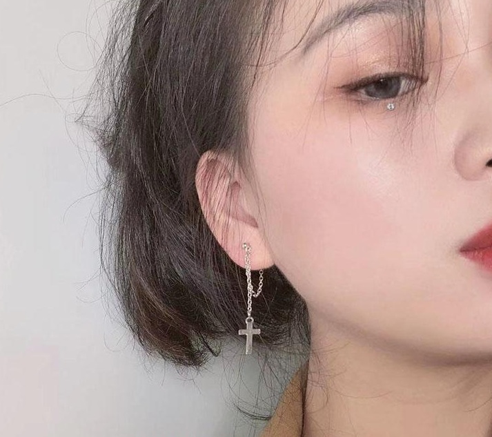 Hoa tai xích chữ N thả thánh giá sang trọng