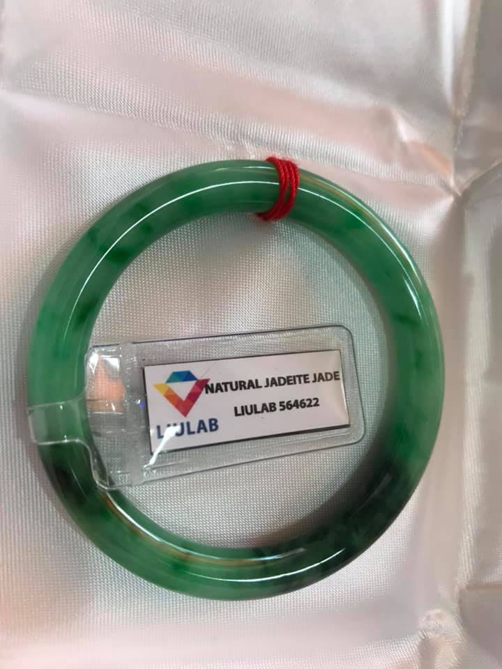 VÒNG CẨM THẠCH TỰ NHIÊN LÝ SƠN THỦY ĐẸP A SAO 48MM x DẦY 7MM ĐÃ KIỂM ĐỊNH KÈM GIẤY CHỨNG NHẬN LIULAB No 564622 MÀU XANH NGỌC ĐIỂM XANH ĐẬM 1 BÊN BÓNG ĐẸP NỮ 40KG-49KG ĐEO