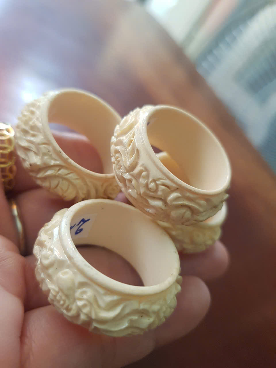 Nhẫn Nam Giả Ngà hay Xương Mỹ Nghệ Chạm Rồng Nổi Lượn Bản tròn Ni 22mm Cao 13mm Dầy 5mm màu trắng Dành Cho Các Anh Nam đeo nhẫn ngón tay cái hay bất kỳ ngón tay nào ni lọt vừa tay là 22mm rẻ vẫn đẹp như thường ạ