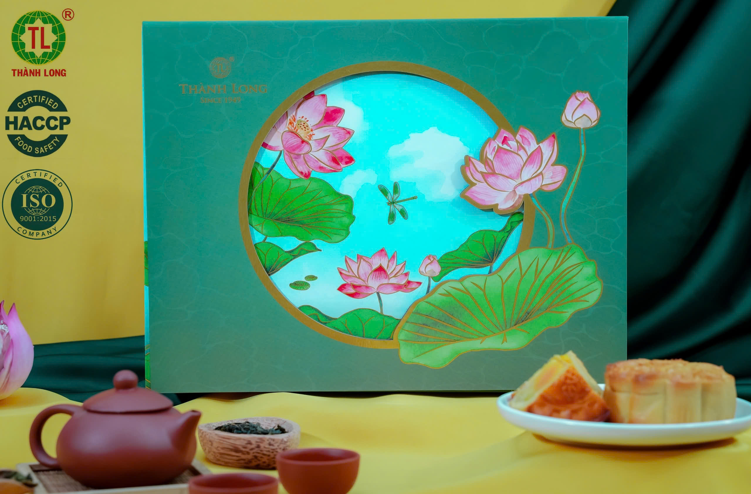 Hộp bánh trung thu cao cấp 4 bánh 2 trứng 220g - Cát Tường - Thành Long 880g - tặng 1 hộp trà - Việt Nam