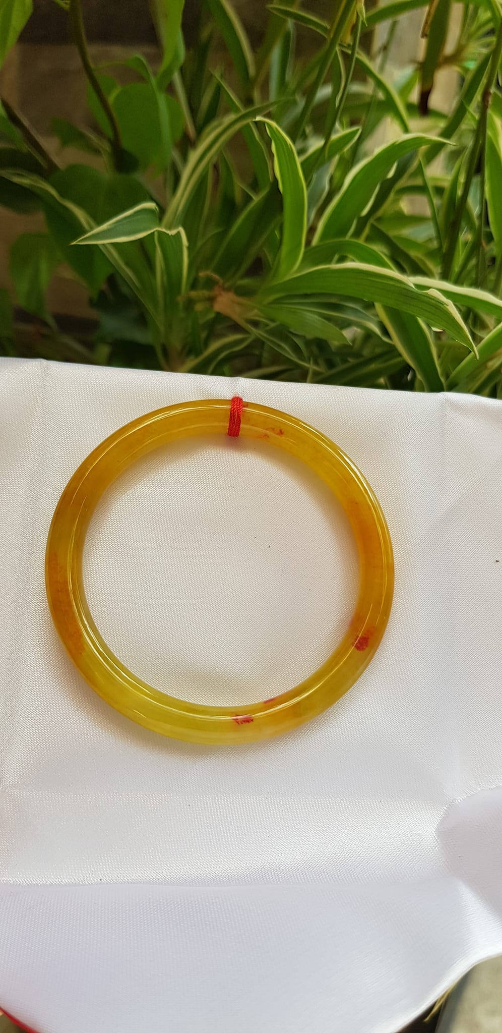 Vòng tay nữ đá Cẩm thạch Vàng Anh Tươi sáng bóng mới đẹp quá các Chị Em ơi Ni nhỏ 48mm x cọng 6mm chuẩn hợp Nữ mệnh Kim, mệnh Thổ, mệnh Thuỷ 30kg - 48kg màu vàng tươi món quà ý nghĩa dành cho các chị em nữ đeo tươi đẹp xinh may mắn cả năm ạ