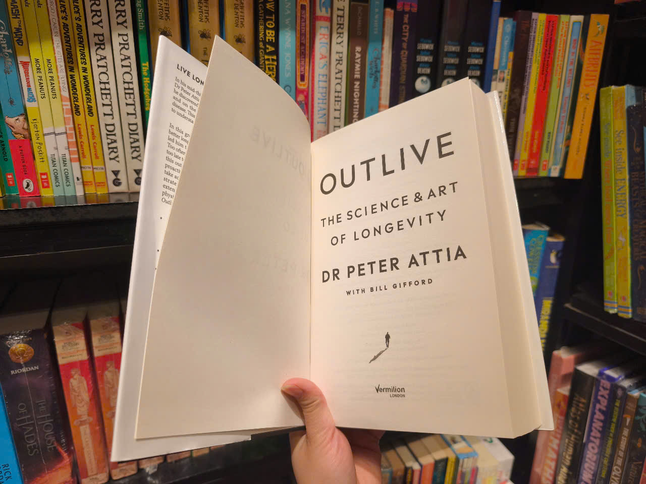 Sách - Outlive: The Science and Art of Longevity by Peter Attia - Sách tiếng anh, bìa cứng