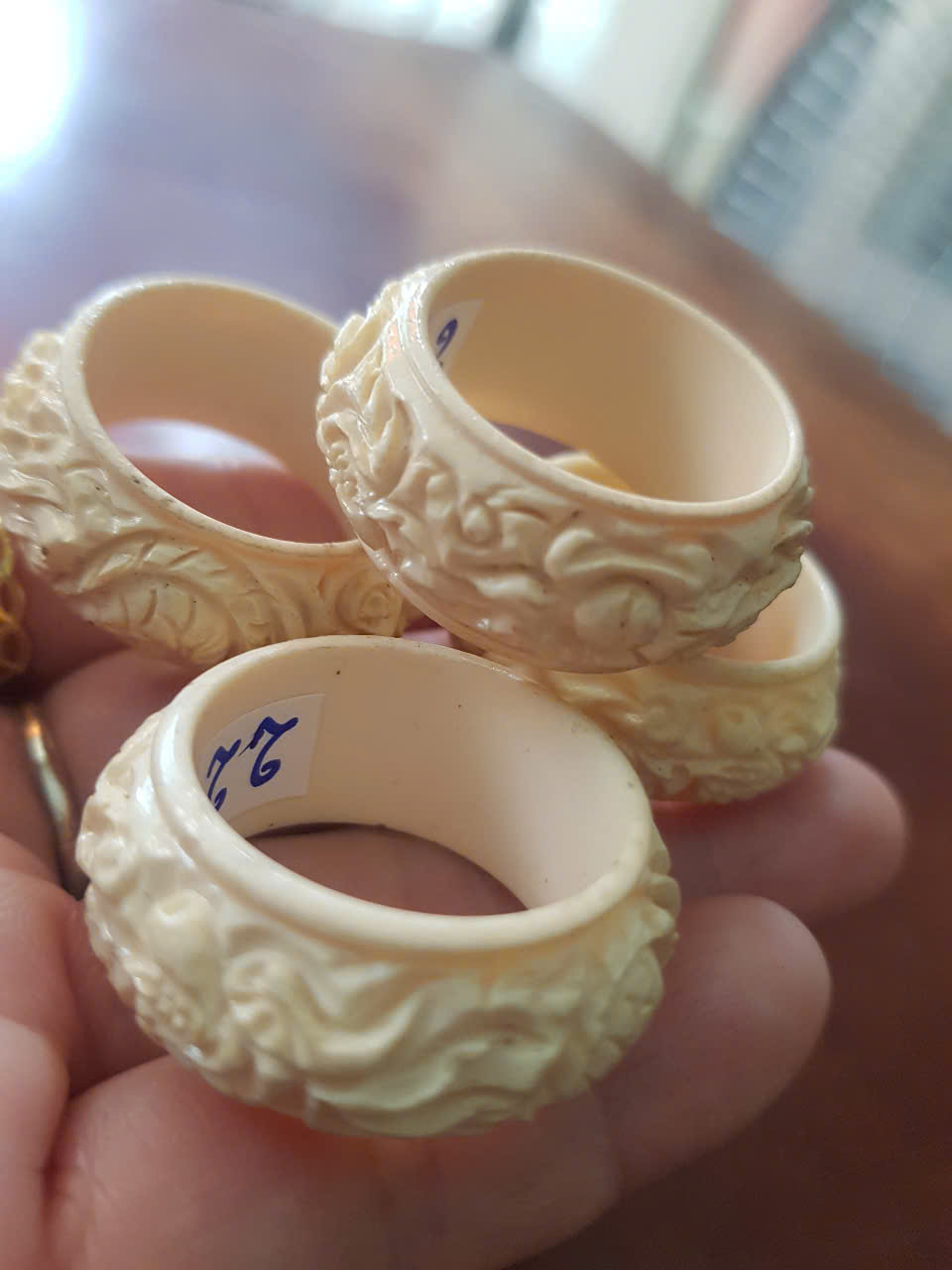 Nhẫn Nam Giả Ngà hay Xương Mỹ Nghệ Chạm Rồng Nổi Lượn Bản tròn Ni 22mm Cao 13mm Dầy 5mm màu trắng Dành Cho Các Anh Nam đeo nhẫn ngón tay cái hay bất kỳ ngón tay nào ni lọt vừa tay là 22mm rẻ vẫn đẹp như thường ạ