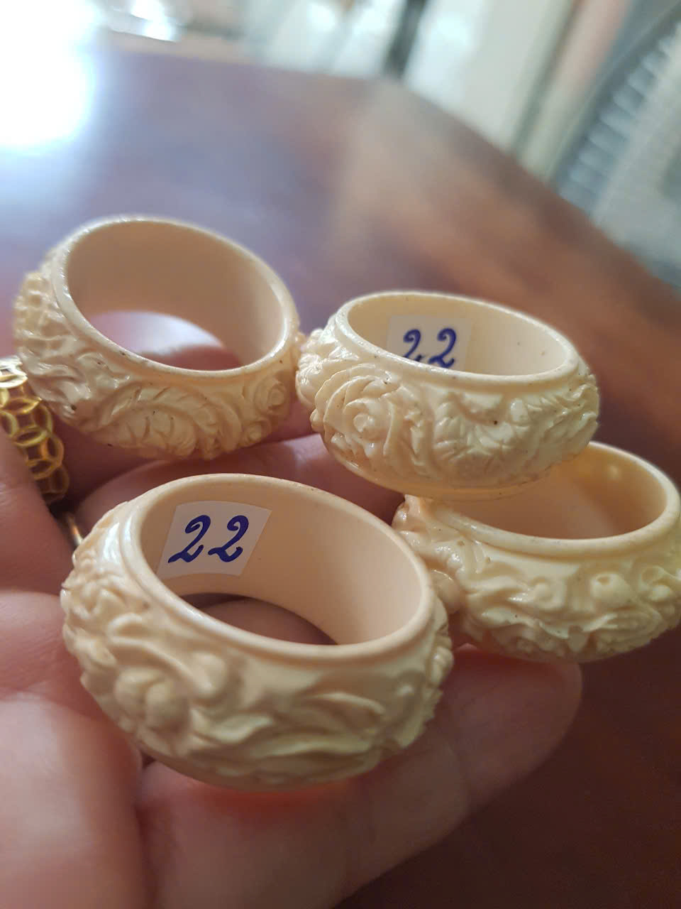 Nhẫn Nam Giả Ngà hay Xương Mỹ Nghệ Chạm Rồng Nổi Lượn Bản tròn Ni 22mm Cao 13mm Dầy 5mm màu trắng Dành Cho Các Anh Nam đeo nhẫn ngón tay cái hay bất kỳ ngón tay nào ni lọt vừa tay là 22mm rẻ vẫn đẹp như thường ạ