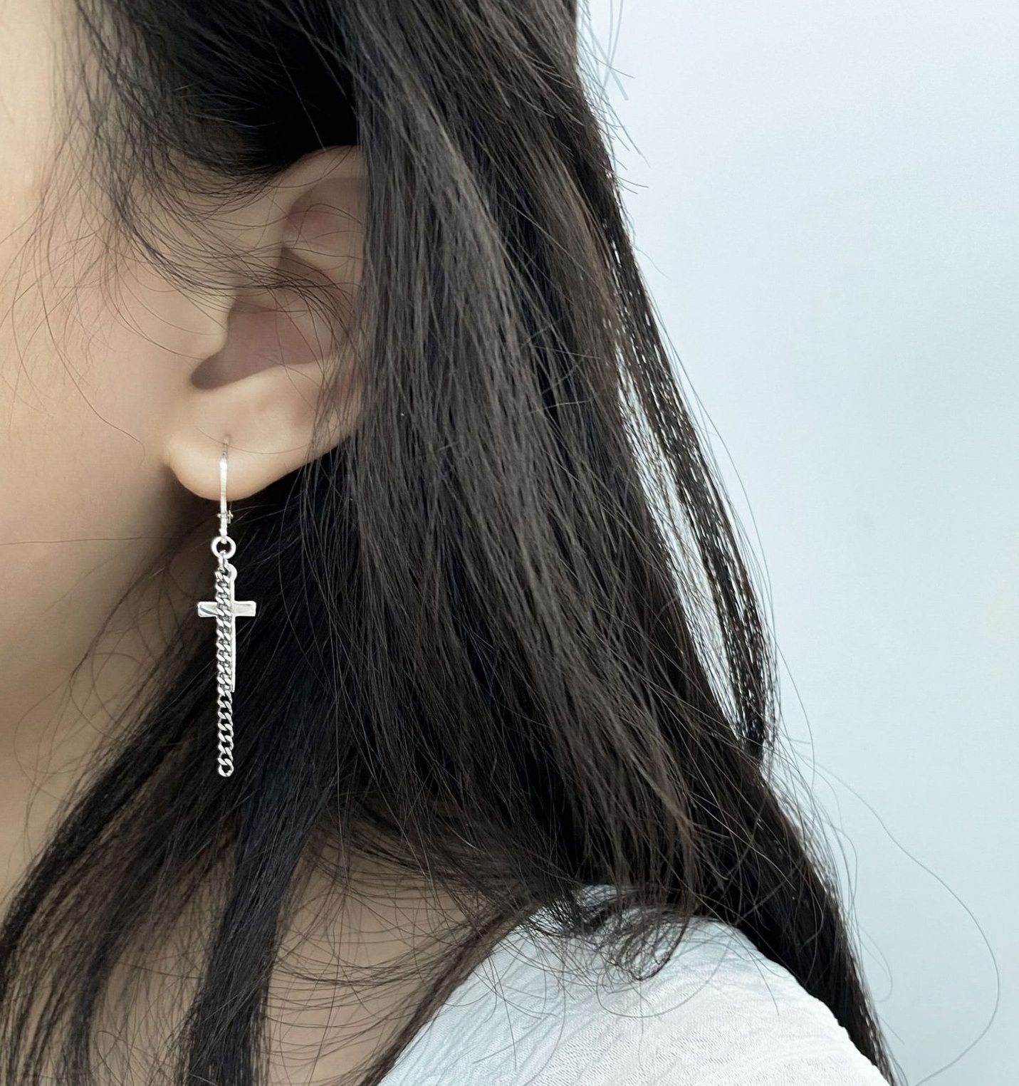 Đôi bông tai unisex biểu tượng phục hưng cổ điển bất đối xứng