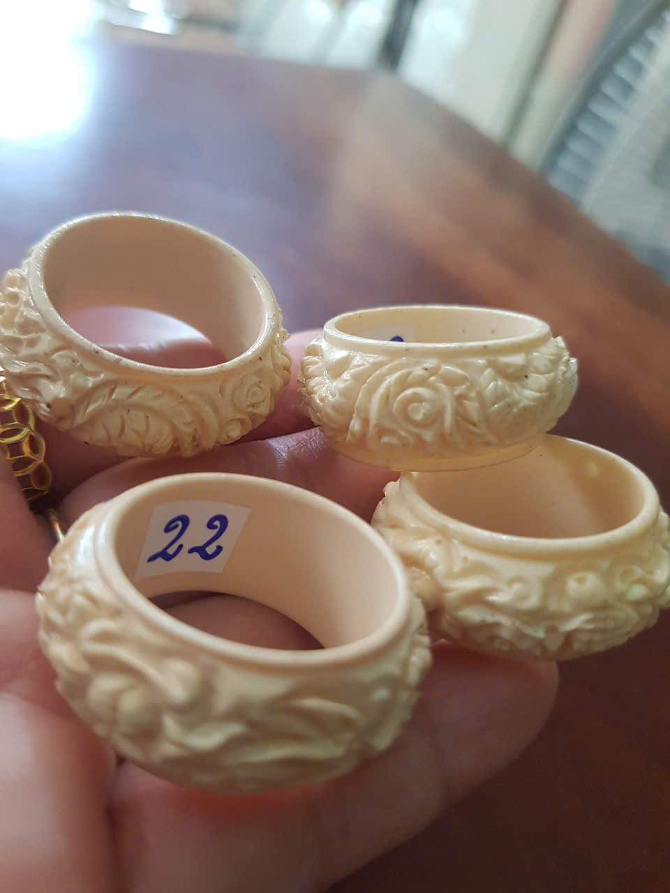 Nhẫn Nam Giả Ngà hay Xương Mỹ Nghệ Chạm Rồng Nổi Lượn Bản tròn Ni 22mm Cao 13mm Dầy 5mm màu trắng Dành Cho Các Anh Nam đeo nhẫn ngón tay cái hay bất kỳ ngón tay nào ni lọt vừa tay là 22mm rẻ vẫn đẹp như thường ạ