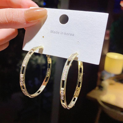 Earrings nữ đeo tai dáng vòng tròn to kim loại