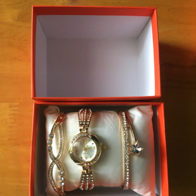 Combo hộp   3 món  đeo tay  xinh xắn  phong cách thanh lịch thời trang  sang trọng quý phái cho nữ