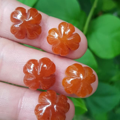 Mặt Bông Hoa cỏ 4 lá màu cam đậm nữ phối vòng tay,làm mặt nhẫn Chất liệu đá cẩm thạch size hạt 15mm x dầy 6mm Nữ về phối với vòng tay của mình đeo hay làm mặt nhẫn mặt dây chuyền đeo xinh ạ