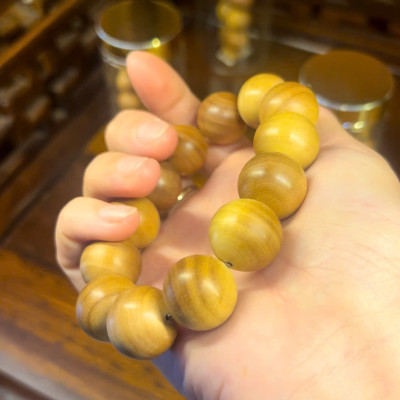 Vòng gỗ cao cấp Đàn Hương size 18y thơm từ gỗ - phong thuỷ may mắn vượng khí