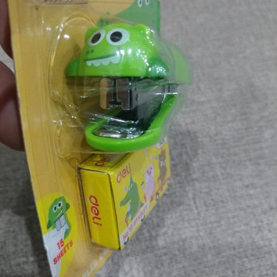 Bộ Bấm Kim + Kim 10 - Deli 0452 - Mẫu 1 - Xanh Lá