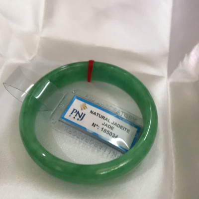 Vòng Tay Nữ Đá Ngọc Cẩm Thạch Tự Nhiên Bản Hẹ Sịn Đậu Lý Sao Ni 48mm Cao 12mm Dầy 6mm đã kiểm định kèm giấy chứng nhận P No 185034 Màu Xanh ngọc lý tươi bóng đều đẹp nữ tay nhỏ 35kg - 48kg ạ 