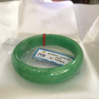 Vòng Tay Nữ Đá Ngọc Cẩm Thạch Tự Nhiên Bản Hẹ Sịn Đậu Lý Sao Ni 48mm Cao 12mm Dầy 6mm đã kiểm định kèm giấy chứng nhận P No 185034 Màu Xanh ngọc lý tươi bóng đều đẹp nữ tay nhỏ 35kg - 48kg ạ 