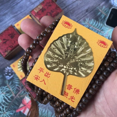 Vòng  tay  trầm  108 hạt  kèm lá bồ đề , có hộp đựng  bằng gấm cao cấp , phù hợp  cho cả nam và nữ 