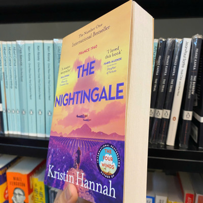 Sách - The Nightingale by Kristin Hannah / Historical Literature & Fiction / Tiểu thuyết tiếng Anh