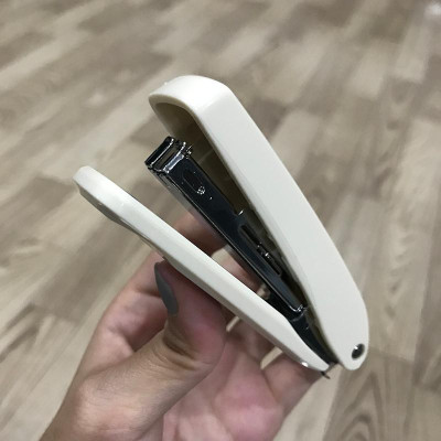 Dập ghim số 10 Deli - E0281